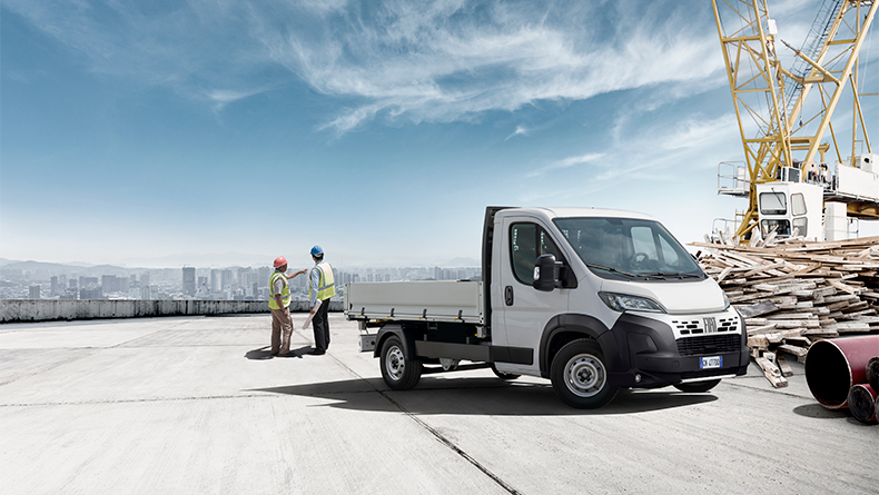 Veículo comercial Fiat Professional estacionado ao pôr-do-sol