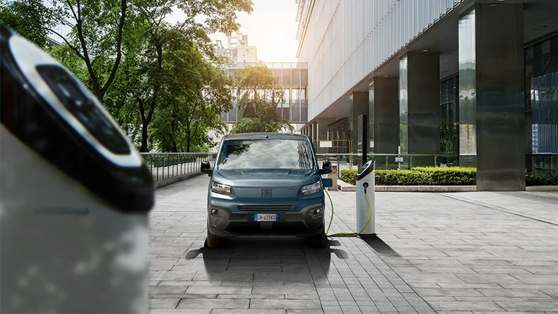 Veículo utilitário Fiat Professional estacionado junto a um armazém