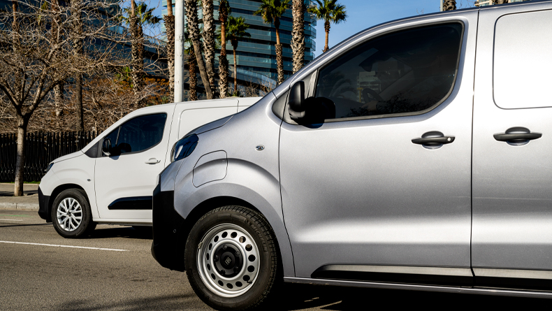 Veículo utilitário Fiat Professional estacionado na rua