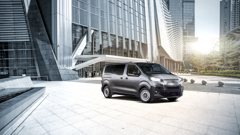 Veículo utilitário Fiat Professional estacionado junto a um armazém