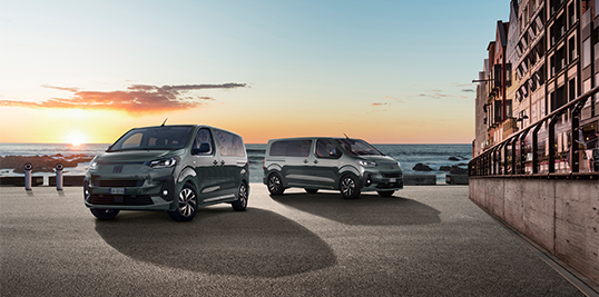 Ulysse ao pôr do sol sobre o mar. Serviço Fiat Professional Glass